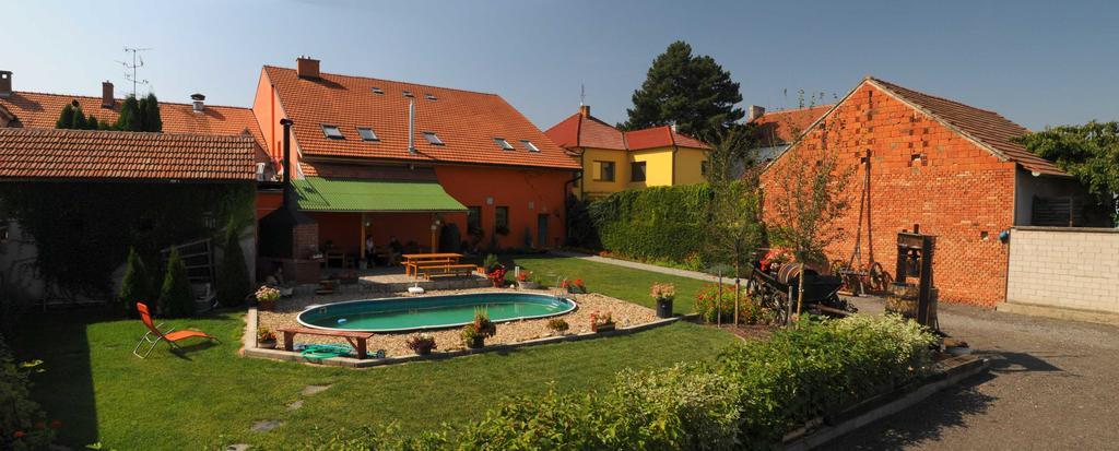 Penzion A Restaurace U Hroznu Velké Bílovice Exterior foto