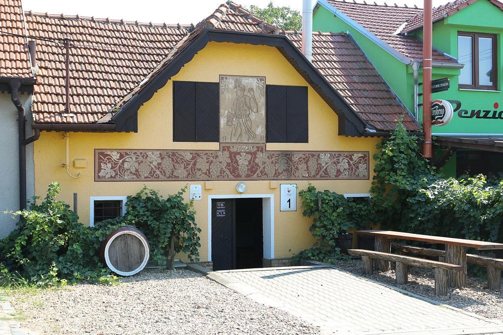Penzion A Restaurace U Hroznu Velké Bílovice Exterior foto