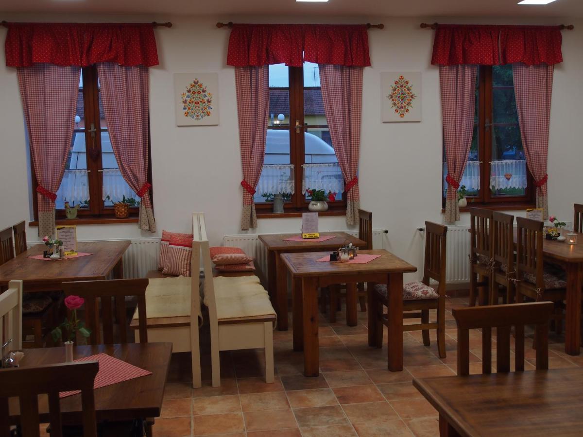Penzion A Restaurace U Hroznu Velké Bílovice Exterior foto